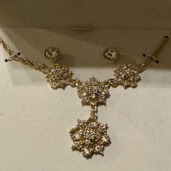New Charter Club Gold-Tone Crystal Flower Lariat Necklace & Stud Earrings Set - Picture 4 of 5